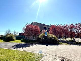 Deze verzorgde woning is gelegen in de rustige Vrouwenstraat te Astene, een aangename deelgemeente van Deinze. De ligging heeft een vlotte bereikbaarheid in de nabijheid van winkels, scholen en belangrijke invalswegen richting Gent en Kortrijk. Ideaal voor wie rustig wil wonen met alle voorzieningen binnen handbereik.<br /><br />De woning beschikt op het gelijkvloers over een inkomhal met gastentoilet, een ruime en lichtrijke leefruimte, een open keuken en een praktische berging met aansluiting voor een wasmachine. Aansluitend is er een garage.<br /><br />Op de eerste verdieping bevindt zich de nachthal die toegang geeft tot drie volwaardige slaapkamers en een ruime badkamer uitgerust met een dubbele lavabo, ligbad, douche en toilet.<br /><br />Buiten geniet u van een ruime tuin met terras en parkeermogelijkheid voor 2 à 3 wagens.<br /><br />Extra troef: de woning is momenteel verhuurd, wat dit ook interessant maakt als investering.<br /><br /><strong>Wenst u de woning te bezichtigen?</strong><br />Maak dan eenvoudig zelf uw afspraak voor het bezoekmoment van woensdag 22 april via de link op onze website.<br /> 