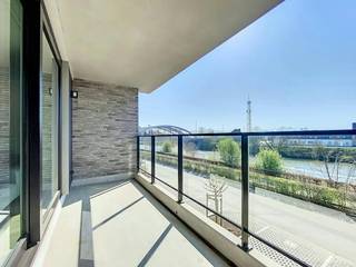 LIGGING<br /><br />Dit instapklare appartement met 2 slaapkamers combineert comfort, ruimte en een topligging in het centrum van Aalter-Brug. Dankzij de twee ruime terrassen geniet je zowel van een rustgevend uitzicht op de vaart als van een levendig zicht op het plein, waardoor je op elk moment van de dag de perfecte buitenruimte hebt.<br /><br /><br />INDELING<br /><br />- Leefruimte<br />- Aansluitend ingerichte keuken <br />- Berging a/d keuken<br />- Berging in nachthal met aansluiting wasmachine<br />- Badkamer <br />- Slaapkamer 1 met ingemaakte kasten <br />- Slaapkamer 2 <br />- Terras met zicht op het water<br />- Terras met zicht op het park<br /><br />TROEVEN<br /><br />- Een prachtig uitzicht<br />- Hoogwaardige afwerking<br />- Energiezuinig<br /><br />EXTRA INFO<br /><br />- Verwarming is op gas<br />- Lichtarmaturen en gordijnen zijn reeds aanwezig<br />- Beschikbaar vanaf 15/01/2027 (eventueel vanaf 01/12/2026 ook mogelijk, onderling te bespreken met de huidige huurder)<br /><br />BEZOEKAANVRAAG: <br /><br />Interesse om deze woning te bezoeken? Neem dan zeker contact met ons op via MijnHuurprofiel. Tot binnenkort?<br /><br /><br />