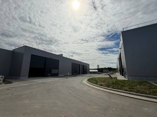 <p>DERNIÈRES UNITÉS : CONDITIONS EXCEPTIONNELLES !</p><p>Business Park Awans est presque entièrement vendu. Profitez temporairement de conditions exceptionnelles sur les dernières unités PME disponibles. Une belle opportunité pour installer votre entreprise à un emplacement stratégique à proximité de l'E40.</p><p>DÉCOUVREZ AWANS LORS DE NOS PROCHAINES JOURNÉES PORTES OUVERTES<br />Plus d'infos et dates via zabra.be/awans</p><p>Cette unité PME de 603 m² se situe dans un parc d'activités moderne comprenant 23.000 m² d'espaces verts et plusieurs terrains de sport. L'unité dispose d'un parking privé et de nombreuses places de stationnement publiques sont également disponibles sur le site.</p><p>Les atouts :<br />✅ 603 m² d'espace professionnel ;<br />✅ Situation stratégique à proximité de l'E40 ;<br />✅ Parking privé et places de stationnement publiques ;<br />✅ 23.000 m² d'espaces verts et plusieurs terrains de sport ;<br />✅ Commerces et restaurants à proximité.</p><p>Intéressé ou envie de planifier une visite ?<br />Contactez-nous au 📞 +32 472 89 60 18.</p>