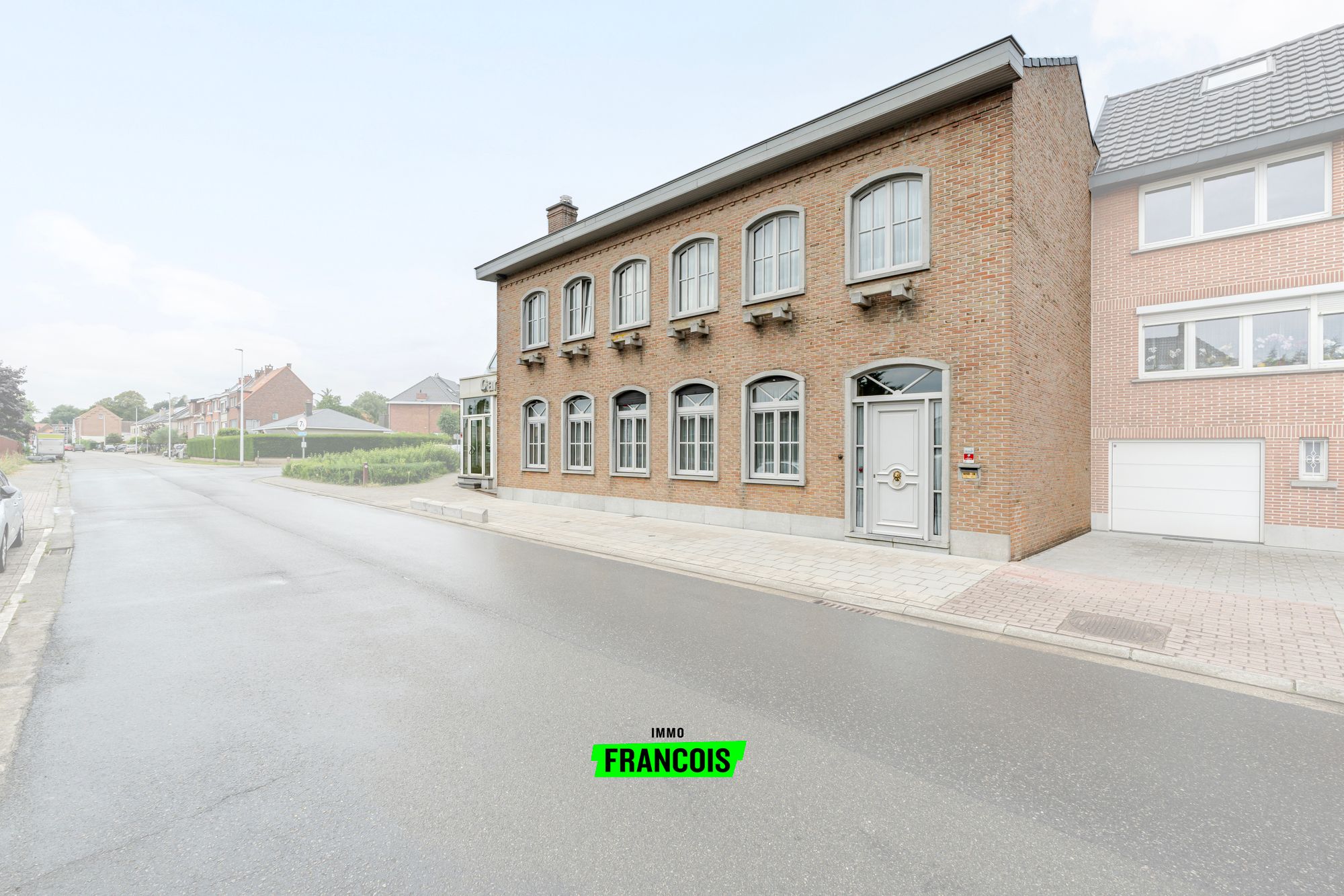 Commercial à vendre à Sint-Pieters-Leeuw avec 4 chambres - photo 1
