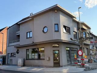 Bent u op zoek naar de perfecte locatie voor uw zaak?Dit goedgelegen handelspand op de hoek van de Kasteelstraat en de Hanenstraat biedt u een enorme...