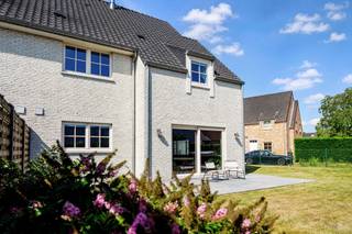 Op zoek naar een energiezuinige woning met vier slaapkamers op een rustige ligging? Deze verzorgde gezinswoning uit 2012 bevindt zich aan het einde van een doodlopende straat in Wielsbeke en combineert hedendaags wooncomfort met ruimte en rust.De woning beschikt over een aangename leefruimte, keuken en praktische garage. Met maar liefst vier slaapkamers is er voldoende plaats voor een groter gezin, een thuiskantoor of hobbyruimte. Daarnaast is er een zolder aanwezig die voor extra opbergruimte zorgt.Een absolute troef is het EPC-label A. Hierdoor geniet je van een energiezuinige woning met een laag energieverbruik en een uitstekend wooncomfort.Ook de ligging is bijzonder aangenaam. Aan het einde van een doodlopende straat geniet je van weinig doorgaand verkeer en een rustige woonomgeving, terwijl het centrum van Wielsbeke en de belangrijkste verbindingswegen vlot bereikbaar blijven.Te koop via Immo Beguin, jouw vastgoedexpert sinds 2009, met kantoren in Ronse, Waregem, Kortrijk, Deinze, Doornik, Lessines, Moeskroen en Nieuwpoort.Meer info of bezoek via luna@immobeguin.be