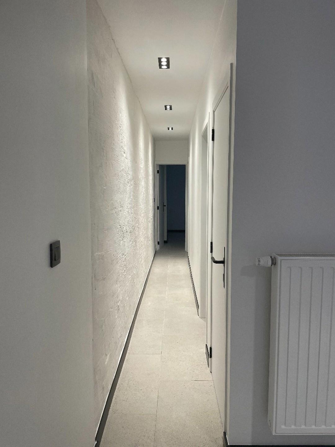 Gerenoveerd twee-slaapkamerappartement met terras nabij centrum Gent - foto 3