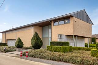 <p>Deze uitzonderlijk ruime en perfect instapklare villa, gelegen in het rustige en groene Kersbeek-Miskom (Kortenaken), biedt een unieke combinatie van luxe, comfort en ruimte.</p>
<p>Gebouwd in 2007 en met een bewoonbare oppervlakte van maar liefst 391 m², bevindt deze woning zich op een prachtig aangelegd perceel van 27 are. De tuin is tot in de puntjes verzorgd en vormt een ware oase van rust, compleet met een verwarmd en stijlvol zwembad waar je in alle privacy kan genieten van zonnige dagen.</p>
<p>Binnenin valt meteen de overvloed aan natuurlijk licht op, dankzij de grote raampartijen die zorgen voor een open en aangename leefomgeving. Doorheen de volledige woning werd gebruikgemaakt van hoogwaardige en duurzame materialen, wat bijdraagt aan de tijdloze uitstraling en het kwalitatieve karakter van deze villa.</p>
<p>Ook op vlak van energie en comfort scoort deze woning uitstekend: zo beschikt ze over een hybride warmtesysteem met warmtepomp, 36 zonnepanelen en een gunstige EPC-score B. Dit vertaalt zich in een energiezuinige woning met een hoog wooncomfort en lagere energiekosten.</p>
<p>Kortom, een unieke opportuniteit voor wie op zoek is naar een ruime, luxueuze en volledig afgewerkte woning in een rustige omgeving.</p>