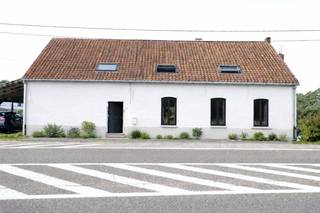 Deze ruime en karaktervolle woning, gelegen op de Lapseheide 44 in Tessenderlo, biedt het perfecte evenwicht tussen comfort, lichtinval en...