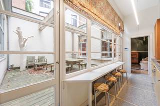 <p><span><span>TREVI Groep presenteert:<br />Indeling</span>:<br /><br />Aan de Mechelsesteenweg in Antwerpen bevindt zich een uitzonderlijke vastgoedcombinatie: een karaktervol penthouse samen met een afzonderlijk gelijkvloers appartement met privéwellness en een royale buitenruimte van circa 25 m². Twee unieke woonentiteiten die samen een bijzondere combinatie van ruimte, comfort en privacy bieden.</span></p>
<p><span>Het art-decogebouw dateert uit 1922 en werd ontworpen door de gerenommeerde architecten Jan Vanhoenacker, John Van Beurden en Jos Smolderen. Het pand is opgenomen in de Inventaris van het Bouwkundig Erfgoed. Beide appartementen werden in 2012 met veel zorg en oog voor detail gerenoveerd.<br /><br /></span></p>
<p><span>Het penthouse combineert historische charme met hedendaags wooncomfort. Hoge plafonds, sierlijke moulures, parketvloeren en royale raampartijen zorgen voor een tijdloze elegantie, prachtige lichtinval en een uitzonderlijk ruimtegevoel.</span></p>
<p><span>De ruime leef- en eetkamer sluit aan op een westgericht terras met indrukwekkend uitzicht over Antwerpen, waar u volop geniet van de namiddag- en avondzon. De bijzonder ruime keuken biedt tal van mogelijkheden om deze naar eigen smaak in te richten.</span></p>
<p><span>Het appartement beschikt over drie volwaardige slaapkamers aan de rustige achterzijde. De hoofdslaapkamer heeft een ensuite dressing. De twee overige kamers zijn momenteel ingericht als bureau en tv-kamer. Dankzij de ligging op de hoogste verdieping geniet u bovendien van extra privacy, zonder bovenburen.<br /><br /></span></p>
<p><span>De voormalige conciërgewoning werd met veel aandacht voor detail omgevormd tot een comfortabel appartement met één slaapkamer. Gelegen aan de achterzijde van het gebouw geniet deze woning van een rustige, private ligging midden in de stad.</span></p>
<p><span>Een absolute troef is de royale binnenkoer van circa 25 m², een heerlijke plek om buiten te ontspannen of gasten te ontvangen. Daarnaast beschikt het appartement over een eigen hammam, sauna en domoticasysteem, wat zorgt voor een bijzondere combinatie van wellness, technologie en comfort.</span></p>
<p><span>Deze afzonderlijke woonruimte vormt een ideale aanvulling op het penthouse en biedt tal van mogelijkheden als gastenverblijf, extra woonruimte voor familie, thuiswerkplek of persoonlijke wellnessoase.<br /><br /></span></p>
<p><span>Samen bieden beide appartementen vier slaapkamers, twee buitenruimtes en een unieke combinatie van architecturaal erfgoed, privacy en comfort. Het penthouse biedt royale leefruimtes en panoramische vergezichten, terwijl het gelijkvloerse appartement extra flexibiliteit, buitenruimte en ontspanning toevoegt.</span></p>
<p><span>Daarnaast zijn er voldoende kelderbergingen en een gemeenschappelijke fietsenstalling aanwezig.<br /><br /></span></p>
<p><span>Het penthouse beschikt over EPC-label D en het gelijkvloerse appartement over EPC-label E, beide met mogelijkpotentieel om via energetische verbeteringen label B te bereiken.</span></p>
<p><span>De elektrische keuring van het gelijkvloerse appartement is conform; die van het penthouse is in opmaak. Ook de asbestattesten zijn in opmaak. Beide appartementen hebben individuele gas- en elektriciteitsmeters. Water wordt collectief geregeld.<br /><br /></span><span><span><br />Locatie</span>:</span></p>
<p><span>De ligging aan de Mechelsesteenweg is een absolute troef. Op een steenworp van de Nationale Bank, tussen de Theaterbuurt, het Stadspark en het hippe Zuid, bevindt u zich op een centrale locatie waar het beste van Antwerpen samenkomt.</span></p>
<p><span>Gezellige koffiebars, restaurants, karaktervolle boetieks en culturele hotspots liggen binnen handbereik. Ook hetMechelseplein, de Botanische Tuin, het Theaterplein en de winkelstraten bevinden zich op wandelafstand.<br /><br />Stedenbouwkundige info. en bodemattest in aanvraag.</span></p>