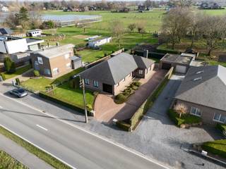 Deze bungalow werd opgetrokken in 1985 en omvat een bewoonbare oppervlakte van 167m², exclusief de zolderverdieping. De perceeloppervlakte, met...