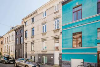 <p><span>LIGGING<br /><br /></span><span></span>Ontdek deze opbrengsteigendom met 6 aparte entiteiten, gelegen in de rustige Vlinderstraat te Ledeberg (Gent). De eigendom bevindt zich in een residentiële buurt aan de rand van Gent. Geniet hier van alle voorzieningen die Ledeberg te bieden heeft, met winkels, horeca en openbaar vervoer op korte afstand.<br /><br /><span></span>Verschillende campussen van onder andere Arteveldehogeschool en HOGENT bevinden zich vlakbij. Daarnaast zijn de opritten van de E40 en E17 binnen 5 minuten bereikbaar met de wagen.<br /><br />Ook het groene Park De Vijvers bevindt zich op het einde van de straat.<br /><br />Met een uitstekende Mobiscore van 9,2/10 is dit de ideale locatie voor wie comfortabel en vlot van Gent wil genieten!<br /><br /><span>INDELING<br /><br /></span>Deze opbrengsteigendom omvat 5 kamers en 1 studio, elk voorzien van privatieve meters voor elektriciteit en water, wat zorgt voor een vlotte verhuur en eenvoudig beheer.<br /><br /><span></span>De studio op het gelijkvloers beschikt over een leef-/slaapruimte, kitchenette en badkamer met wasplaats. Daarnaast zijn er vijf kamers, elk voorzien van een eigen spoelbak. Voor de kamers is er toegang tot gemeenschappelijke voorzieningen, waaronder eenkeuken, douches en toiletten.<br /><br />Het gebouw werd recent gerenoveerd en beschikt onder andere over nieuw sanitair, gevelisolatie, zonnepanelen, nieuwe vloeren, ...<br /><br />TROEVEN<br /><br />- Totale huuropbrengst van +- 3.200 euro per maand<br />- Alle units hebben een conformiteitsattest<br /><br />Mis deze unieke kans niet en contacteer Bram voor meer info en/of bezoek: 0471 76 90 50</p>
