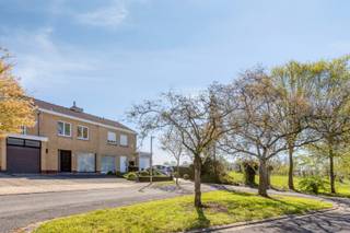 Een leuke thuis met 3 slaapkamers, garage en mooie tuin ...<br /><br />Bij het binnenrijden van de wijk merken we meteen het rustige karakter van deze aangename buurt op. Het pleintje voor de deur en de weides opzij zorgen ervoor dat het hier aangenaam toekomen is. We parkeren de wagen op de oprit en komen de woning binnen in de hal met apart toilet om verder te gaan naar de living. Deze is door de L-vorm gezellig en zeer lichtrijk. Van hieruit hebben we een zicht op de grote, oostgerichte tuin. <br />De praktische keuken sluit aan bij de leefruimte en is eveneens grenzend aan de tuin. Via de keuken kunnen we naar de garage die ruim genoeg is voor extra stockage, wasmachine,... Er is ook nog een extra douche in de garage. Vanuit de garage hebben we ook toegang tot de handige kelder.<br />De verdieping beschikt over 3 slaapkamers en een badkamer met lavabo, bad en toilet. De bergzolder is geïsoleerd.<br />De hele dag rond kan u in de tuin zalig genieten van de zon. Het tuinhuis biedt bergruimte voor tuinmateriaal en tuinmeubels. <br /><br />Centrale verwarming met recente HR-top condensatieketel (2023).<br />Blanco elektriciteitskeuring!<br /><br />Dit is een zeer aangename en degelijke, instapklare gezinswoning! Zeker het bezoeken waard!