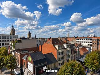 Instapklaar/licht op te frissen appartement met twee slaapkamers, 2 terrassen in Residentie Mayfair, pal aan het Polenplein in Roeselare. De Grote Markt, winkels, apotheek en andere voorzieningen bevinden zich op wandelafstand. Dankzij de wekelijkse dinsdagmarkt geniet je bovendien van extra gemak vlak bij huis.<br /><br />Gelegen op de zesde verdieping, bereikbaar met de lift, biedt dit appartement een prachtig open uitzicht over het Polenplein vanuit de leefruimte, de keuken en het terras. Vanuit het terras aan de slaapkamer geniet je bovendien van een uniek zicht op het koerskaffee van Roeselare.<br /><br />Met een netto bruikbare oppervlakte van 102 m² beschikt het appartement over een ruime en comfortabele indeling. <br /><br />Achteraan het gebouw is een private garagebox beschikbaar in het afgesloten garagecomplex (optioneel aan te kopen voor € 25.000).<br /><br />Het appartement beschikt over centrale verwarming op aardgas, EPC-Label C, heeft automatische rolluiken in de woonkamer en is asbestveilig.<br /><br /><strong>Ook wild geworden van deze thuis?<br />Twijfel dan niet langer en leg vandaag nog uw bezoek vast!</strong>