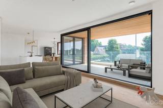 <p><strong>Ruim en energiezuinig nieuwbouw appartement (119 m²) met terras in het centrum van Brecht.<br />Verkoop onder registratierechten (mogelijk 2% bij voorwaarden)!<br /></strong>Dit nieuw appartement op de 1e verdieping (met lift) is centraal gelegen in het hart van Brecht, op wandelafstand van winkels en openbaar vervoer. Zowel het treinstation Noorderkempen als de oprit van de E19 bevinden zich op korte afstand.<br /><strong>Indeling:</strong><br />Inkomhal met apart toilet. De gezellige leefruimte van maar liefst 57m² omvat een zithoek, eetplaats en open keuken, allemaal op een stijlvolle parketvloer. De keuken is volledig uitgerust met hoogwaardige materialen en toestellen. Er zijn 2 slaapkamers (4 × 3,4 m en 3,38 × 2,8 m), met mogelijkheid tot het creëren van een derde kamer (momenteel ingericht als bureauhoek). Twee badkamers, waarvan één ensuite bij de hoofdslaapkamer, en een wasberging. Via het grote schuifraam in de leefruimte bereik je het aangename, overdekte terras.<br /><br /><strong>Extra troeven:<br /></strong>- Energiezuinige BEN-woning<br />- Geothermische warmtepomp en zonnepanelen<br />- Hoogwaardige en duurzame materialen<br />- Groot overdekt terras 17m²<br /><br /><strong>Verplicht bij aan te kopen (niet inbegrepen in de vraagprijs):<br /></strong>Privatieve kelderberging: € 6.000<br />Overdekte autostaanplaats onder een carport (nr. 10) met voorziening voor laadpaal: € 15.000 <br /><br /></p>