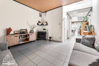 Op zoek naar een instapklare woning op een goede locatie in Sint-Niklaas? Dan is deze ruime en bijzonder lichtrijke gezinswoning zeker een bezoek waard.De woning beschikt over vier slaapkamers, waardoor ze ideaal is voor gezinnen of wie extra ruimte wenst voor een bureau of hobbykamer. De volledig ingerichte keuken sluit naadloos aan op de gezellige leefruimte en biedt alle comfort voor dagelijks gebruik.Aansluitend bevindt zich een aangename veranda, waar u het hele jaar door kunt genieten van het uitzicht op het charmante stadstuintje – een heerlijke plek om tot rust te komen.Dankzij het gunstige EPC-label B geniet u bovendien van een energiezuinige woning met lagere energiekosten.Troeven van deze woning:•4 slaapkamers•Lichtrijke leefruimtes•ingerichte keuken•Gezellige veranda•Aangenaam stadstuintje•Energiezuinig met EPC-label B•Goede en vlot bereikbare ligging nabij winkels, scholen, openbaar vervoer en invalswegen