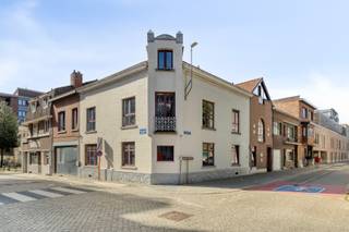 Op een toplocatie, aan de rand van het commercieel centrum van Tongeren, bieden wij dit veelzijdig en volledig verhuurbaar gebouw met drie...