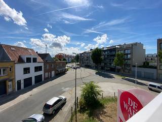 Gelegen in de residentie Barcadere bieden we dit ruim en instapklaar één slaapkamer appartement aan te huur. Het appartement is gelegen op de tweede verdieping op de hoek met de Tijdokstraat en de Vissersstraat in Zeebrugge.<br /><br />Het appartement geniet van een opener zicht en centrale locatie in Zeebrugge. U bent nabij alle voorzieningen, openbaar vervoer en de jachthaven. Bijkomend is er een vlotte toegang tot de A11 en bent u in een mum van tijd aan het strand van Zeebrugge of Knokke-Heist. <br /><br />Indeling:<br />- inkomhal met vestiaire<br />- toilet<br />- ruime leefruimte met eetkamer<br />- geïnstalleerde keuken met bergruimte<br />- volwaardige slaapkamer<br />- badkamer<br /><br />Tevens beschikt het appartement over een privatieve kelderberging in de residentie.<br /><br />Bent u op zoek naar vastgoed te huur in Zeebrugge?<br />De snelste manier om een bezoek te brengen aan dit appartement? Vraag je bezoek aan via de rode knop op onze website (www.dewaele.com) en je wordt gecontacteerd door onze verhuurexpert Arne.  Aanvraag dient via Rentio te gebeuren. Telefonisch kunnen er geen afspraken gemaakt worden. Bij andere vragen kun je ons telefonisch contacteren via 056 612 612.