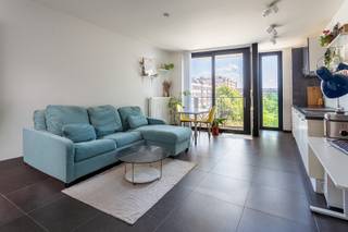 Droom je van een modern appartement op een toplocatie in Antwerpen? In de geliefde Sint-Andrieswijk geniet je van de rust van een charmante zijstraat, terwijl de Kloosterstraat, Nationalestraat, de Groenplaats en de Scheldekaaien zich op wandelafstand bevinden. Gezellige horecazaken, boetieks en alles wat de stad zo aantrekkelijk maakt, liggen hier letterlijk om de hoek. <br /><br />Het appartement bevindt zich op de bovenste verdieping van een kleinschalig gebouw uit 2012 met slechts drie appartementen (lage maandelijkse lasten).<br /><br />De grote ramen, van de vloer tot het plafond, zorgen voor een overvloed aan natuurlijk daglicht en geven de leefruimte een ruim en open gevoel. Er is meer dan voldoende plaats voor een comfortabele zithoek en een gezellige eethoek, terwijl de open keuken mooi aansluit op het geheel.<br /><br />Een extra troef is het zonnige terras dat aansluit op de leefruimte, een fijne plek om rustig van een koffie, aperitief of een zomerse avond te genieten.<br /><br />Aan de achterzijde van het appartement bevindt zich de ruime slaapkamer met aansluitend de badkamer, uitgerust met een douche, wastafel en toilet.<br /><br />Kortom, een tof appartement op een toplocatie in de geliefde Sint-Andrieswijk, ideaal als eigen woonst of als investering.<br /><br />Epc: 111 kWh/m2, P-score: C, G-score: C, Vg-Wche-Gvv-Gvkr-Gmo