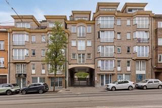 <p>Dit instapklaar penthouse met ruim terras en autostaanplaats in Sint-Agatha-Berchem is centraal gelegen nabij winkels, openbaar vervoer en belangrijke invalswegen. Het appartement bevindt zich op de vierde verdieping van een goed onderhouden residentie en is bereikbaar via de lift die rechtstreeks toegang geeft tot het appartement, evenals via de traphal.</p><p>Bij het betreden van het penthouse kom je in een ruime en praktisch ingerichte inkomhal met vestiaire en een apart toilet. Deze hal vormt een aangename overgang naar de leefruimtes.</p><p>De lichtrijke leefruimte is ruim en geniet van grote raampartijen die zorgen voor een overvloed aan natuurlijk licht. Vanuit de leefruimte heb je directe toegang tot het indrukwekkende terras van 43m², waar je kan genieten van een open en vrij uitzicht. Dit terras vormt een ideale plek om te ontspannen en buiten te leven in alle rust.</p><p>De keuken is volledig uitgerust en functioneel ingericht, met voldoende werk- en opbergruimte. Daarnaast zijn er aansluitingen voorzien voor een wasmachine en droogkast, wat het dagelijks comfort verhoogt.</p><p>Het appartement beschikt over één ruime slaapkamer van 16m², die rechtstreeks aansluit op een verzorgde douchekamer met lavabomeubel en douche. Deze indeling zorgt voor een aangenaam en praktisch wooncomfort.</p><p>Als bijkomende troef is er een autostaanplaats inbegrepen, gelegen in de gemeenschappelijke garage, wat een belangrijk voordeel vormt in deze omgeving.</p><p>Verder beschikt het penthouse over een recente gasketel uit 2020, conforme elektrische installatie en een veiligheidsdeur, wat bijdraagt aan een zorgeloze en veilige woonervaring.</p><p>De combinatie van een ruim terras, veel lichtinval en een centrale ligging maakt dit penthouse bijzonder aantrekkelijk voor wie op zoek is naar een comfortabele en instapklare woonst. Plan een bezoek en ontdek het zelf.</p>