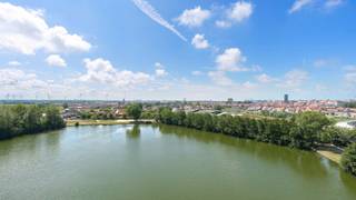 Leuk appartement met een schitterend uitzicht over Heist en hinterland. Aan de zonnekant een groot zonneterras met prachtige zichten op het meer. Uitstekende locatie vlakbij het strand van Heist en Duinbergen.<br /> <br />De studio werd netjes vernieuwd en elke ruimte werd optimaal benut, zodat u zorgeloos kunt verblijven aan de zee. Verder bent u zeker van een gunstig energielabel en een blanco elektriciteitskeuring.<br /><br />Indeling: Inkomhal met vestiaire, gezellige leefruimte met toegang tot een breed zonneterras met een perfecte zuidwest-oriëntatie, een ingerichte open keuken, een badkamer met douche en toilet en een aparte slaapruimte met een heerlijk uitzicht om te ontwaken. <br />Verder beschikt de studio nog over een extra ruimte (op vandaag ingericht met een stapelbed) en een praktische berging voor kleren, poetsgerief, etc. ...<br /><br />Op het domein zelf kunt u gebruik maken van een binnenzwembad en een leuk een stukje privé strand aan de prachtige waterplas.<br /> <br />Bezoeken of meer informatie? <br />Contacteer Sacha Vanrafelghem op GSM 0487/43.79.10