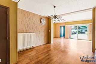 <p>In het centrum van Schoten, op wandelafstand van de Markt, bevindt zich deze ruime woning met verrassend veel potentieel. De combinatie van een centrale ligging, een bewoonbare oppervlakte van 159 m², vier ruime kamers én een grote zuid-tuin maakt deze eigendom bijzonder interessant.<br /><br />Deze woning is ideaal voor wie op zoek is naar een gezinswoning om volledig naar eigen smaak te renoveren, maar biedt ook een sterke opportuniteit voor investeerders die de waarde van deze locatie en het aanwezige volume meteen herkennen.<br /><br />Voor meer informatie kan u terecht op onze website www.verbiestvastgoed.be<br /><br />Denkt u zelf aan verkopen of verhuren? Neem contact op met Verbiest Vastgoed voor een gratis en vrijblijvende waardebepaling via info@verbiestvastgoed.be of 0478 38 46 21.</p>