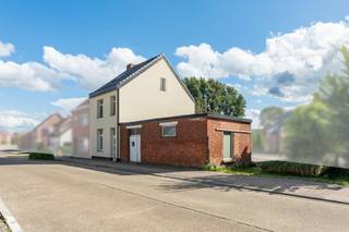 <h3><span>Grotendeels gerenoveerde woning met 4 slaapkamers en ruime garage in Beerse</span></h3>
<p><span>Op de Houtseweg in Beerse vinden we deze </span><strong><span>grotendeels gerenoveerde woning met 4 slaapkamers</span></strong><span>, ideaal voor wie op zoek is naar een ruime gezinswoning met nog de mogelijkheid om de afwerking volledig naar eigen smaak te bepalen.</span></p>
<p><span>De woning heeft reeds een grondige renovatie ondergaan, maar wordt </span><strong><span>in de huidige staat verkocht</span></strong><span>. Dit biedt de nieuwe eigenaar de kans om de laatste afwerking – waaronder </span><strong><span>de keuken, badkamer en binnendeuren</span></strong><span> – zelf te kiezen en de woning zo helemaal naar eigen wensen en stijl af te werken.</span></p>
<p><span>Een absolute troef is de </span><strong><span>grote garage</span></strong><span>, die naast het stallen van een wagen ook tal van andere mogelijkheden biedt. Denk bijvoorbeeld aan extra opslagruimte, een hobbyruimte, atelier of zelfs het uitoefenen van een activiteit aan huis.</span></p>
<p><span>Daarnaast beschikt de woning over een </span><strong><span>dubbele oprit</span></strong><span>, waardoor er voldoende parkeergelegenheid is voor meerdere wagens. Achteraan is er een </span><strong><span>compacte, onderhoudsvriendelijke tuin</span></strong><span>, ideaal als gezellige buitenruimte zonder dat het tuinonderhoud veel tijd vraagt.</span></p>
<p><strong><span>Troeven op een rijtje:</span></strong></p>
<ul>
<li><span>Grotendeels gerenoveerde woning</span></li>
<li><span>4 slaapkamers</span></li>
<li><span>Keuken, badkamer en binnendeuren nog zelf te kiezen</span></li>
<li><span>Grote garage met tal van mogelijkheden</span></li>
<li><span>Dubbele oprit</span></li>
<li><span>Gelegen aan de Houtseweg in Beerse</span></li>
<li><span>Ideaal voor gezinnen, zelfstandigen of wie wonen en werken wil combineren</span></li>
</ul>
<p><span>Een woning met </span><strong><span>veel ruimte, potentieel en flexibiliteit</span></strong><span>, waarbij u de laatste keuzes volledig zelf kunt maken.</span></p>