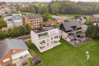 <p><span>Unieke penthouse (175 m²) met 3 aangename slaapkamers, in het centrum van Pellenberg.</span></p><p><span>Deze mooie penthouse in een kleinschalig gebouw is een echte buitenkans!</span></p><p><span> </span></p><p><span>Inkomhal met plaats voor vestiaire en toegang tot een handige berging, brengen ons in de leefrumte met open keuken (37 m²). De gigantische glaspartij in de achtergevel, met toegang tot het brede terras brengt zeer veel licht binnen. Het uitzicht over groen zorgt voor rust.</span></p><p><span>De nachthal biedt toegang tot de 3 fijne slaapkamers, een afzonderlijk toilet en een grote badkamer met ligbad en douche.</span></p><p><span> </span></p><p><span>Bij dit appartement zijn 2 staanplaatsen voorzien.</span></p><p><span> </span></p><p><span>Nieuwbouwverkoop onder BTW-stelsel (6% BTW mogelijk). Direct beschikbaar.</span></p><p><span> </span></p><p><span>Interesse? Contacteer ons via 016 15 31 15 of <span>info@immolivit.be</span></span><span> </span></p><p><span> </span></p><p><span> </span></p>