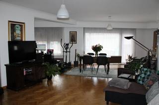 <p>Dit appartement is gelegen op de eerste verdieping van een charmant gebouw aan de Gemeentestraat in Nijlen. De ruimte biedt een uitnodigende leefomgeving waarin comfort en functionaliteit centraal staan. U zult genieten van de fijne indeling, die onder andere een lichte woonkamer, een moderne keuken en twee comfortabele slaapkamers omvat. Een goed ingerichte badkamer en een apart toilet maken dit appartement tot een ideale plek.</p>
<p>Naast de aantrekkelijke indeling beschikt dit appartement ook over praktische extra's, zoals een garage (mits bijbetaling van € 50/maand), wat het dagelijkse leven nog gemakkelijker maakt en een lift alsook zijn alle ramen voorzien van rolluiken. De centrale ligging in Nijlen zorgt ervoor dat u alle nodige voorzieningen binnen handbereik heeft. Met al deze kenmerken is dit appartement een uitstekende keuze voor wie op zoek is naar een instapklaar appartement in de regio. Het appartement is beschikbaar vanaf 01/09/2026. De maandelijkse kosten voor de gemeenschap bedragen € 40.<br /><br />Voor meer informatie en/of het maken van een afspraak: patrik@ampvastgoed.be en/of 0465/00.40.45 en 0465/00.40.44</p>