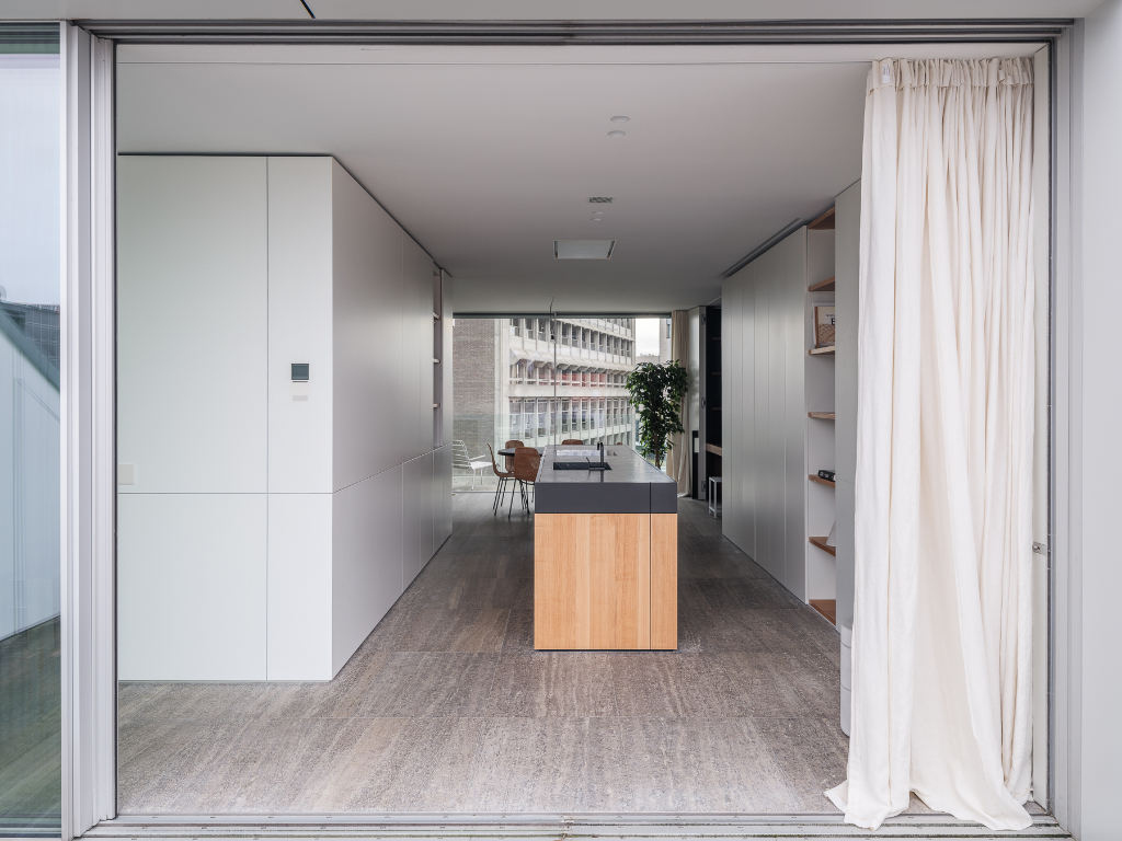 High-end duplexpenthouse met drie terrassen, gelegen in een architecturaal hoogstaand gebouw naar ontwerp van Element Architecten. - foto 4