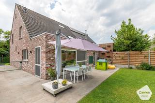 U kunt een BOD uitbrengen op deze woning, rekening houdend met de AANVANGSPRIJS van <strong>€ 449.000,00</strong>, elk hoger BOD wordt voorgelegd aan de eigenaars die al dan niet kunnen ingaan op dit aanbod.<br /><br /><strong><u>OPENDEURDAG OP ZATERDAG 26 SEPTEMBER 2026 ( op afspraak)</u></strong><br /><br /><strong>Op een uiterst gunstige en landelijke ligging </strong>te Torhout, resideert deze halfopen gezinswoning. Het treft een eigendom <strong>opgetrokken in 2013</strong>, ingeplant op <strong>een mooi perceel van 516 m². </strong>We treden de woning binnen via de inkomhal met gastentoilet. De inkomhal biedt rechtstreeks toegang tot de <strong>bureelruimte </strong>ideaal voor een eventueel bijberoep of voor thuiswerkers. Vervolgens treffen we de lichtrijke en ruime woonkamer met open keuken aan. Deze laatste is uitgerust met een kookeiland + kookplaat, dampkap, microgolfoven, oven, spoelbak én een ruime koelkast met diepvries. De keuken én woonkamer verlenen tevens directe toegang tot de tuin via twee schuiframen + een achterdeur. Aansluitend aan de keuken, treffen we een praktische berging aan. <strong>Het gelijkvloers beschikt tot slot over een ruime garage</strong> + <strong>een apart bijgebouw/garage</strong>. Op de eerste verdieping bevinden er zich <strong>drie ruime slaapkamers</strong> en een <strong>ingerichte badkamer (wastafel, ligbad, inloopdouche) + apart toilet. </strong>Op de tweede verdieping te bereiken via een vaste trap kunt U een prachtig afgewerkte zolderkamer terugvinden. <strong>DE MASTERBEDROOM!</strong> De aangelegde tuin met terras maken het plaatje compleet. Bouwtechnisch: Energiezuinig, PVC ramen met hoogrendementsbeglazing (K-waarde: 1,1), regenwater, septische put, cv op aardgas, spouwisolatie, dakisolatie,... Troeven aan de woning: - grote en lichtrijke ruimtes - <strong>Instapklaar en perfect onderhouden! </strong>- gunstige ligging te Torhout - mooie tuin Kortom een prachtige eigendom! Zeker een bezoek waard!<br /><br /><strong><u>Gelijkvloers:</u></strong>
<ul>
<li>Inkom met apart toilet;</li>
<li><strong>Bureelruimte</strong> ideaal voor vrij beroep;</li>
<li>Lichtrijke en ruime woonkamer;</li>
<li>Open keuken met kookeiland, kookplaat, dampkap, microgolfoven, oven, spoelbak en een ruime koelkast & diepvries;</li>
<li>Keuken en leefruimte geven directe toegang tot de tuin via twee schuiframen en een achterdeur;</li>
<li>Praktische berging;</li>
<li>Ruime garage met automatische poort;</li>
<li><strong>Apart bijgebouw en berging</strong>.</li>
</ul>
<strong><u>Eerste verdieping:</u></strong>
<ul>
<li><strong>3 ruime slaapkamers<u>;</u></strong></li>
<li>Ingerichte & Ruime badkamer (wastafel, ligbad & inloopdouche) + apart toilet.</li>
</ul>
<strong><u>Tweede verdieping:</u></strong>
<ul>
<li>te bereiken via vaste trap , <strong>MASTERBEDROOM!</strong></li>
</ul>
<u><strong>Troeven:</strong></u>
<ul>
<li>2 regenwaterputten 1 van 10.000 liter en 1 van 7000 liter;</li>
<li>C.V. op aardgas;</li>
<li>4 mooie slaapkamers;</li>
<li>Landelijke locatie.</li>
</ul>
Voor meer informatie of voor verdere vragen aarzel zeker niet om contact op te nemen via: <strong>oostkamp@caenen.be</strong><br /><br />