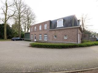 Dit centraal gelegen kantoorgebouw ligt op een boogscheut van de autosnelweg E34, waardoor verplaatsingen vlotjes kunnen verlopen.Het pand bevindt...