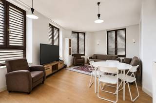 <p>Mooi, gezellig en centraal gelegen studio in het historisch centrum van Brussel waar het aangenaam wonen is. Het bevindt zich op de gelijkvloerse verdieping van een kleine en goed beheerde en onderhouden residentie.<br />Het bestaat uit een inkomhal, een slaaphoek, een keuken en een doucheruimte met toilet.<br />Gelegen vlakbij het Sint-Katelijneplein en op amper 10 minuutjes wandelen van de Grote Markt en in de onmiddellijke nabijheid van metrohalte Sint-Katelijne, scholen, restaurants, winkels en andere faciliteiten.<br />Ideaal voor eigen bewoning, als pied-à-terre of als investering met een mooi huurrendement. Momenteel verhuurd.<br />Te bezoeken!<br />EPC klasse G, 709 kWhEP/m²/an, 142 CO² par m².</p>