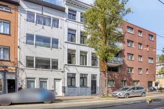 <p><span>Instapklaar appartement (66 m²) met 1 slaapkamer en bureau in Antwerpen (2018).</span></p><p><span> </span></p><p><span>In de Provinciestraat woon je vlakbij het Centraal Station - ideaal voor wie pendelt met het openbaar vervoer -, vlakbij het stadspark en ook op een boogscheut van het gezellige Zurenborg. Een gunstige locatie in hartje Antwerpen voor de stadsmus die graag overal dichtbij is!</span></p><p><span> </span></p><p><span>Je komt binnen in de leefruimte met open keuken. De grote raampartijen maken dat deze ruimte baadt in natuurlijk licht en dit zorgt ook voor een open gevoel. De keuken is uitgerust met alle hedendaags comfort: kookvuur, dampkap, spoelbak, ingebouwde oven. De badkamer is voorzien van een lavabo en inloopdouche. Aan de andere zijde van het appartement bevindt zich de slaapkamer met daar tussen een kinderkamer of bureau. </span></p><p><span> </span></p><p><span>Het appartement bevindt zich op de tweede verdieping van een kleinschalig gebouw, dat in 2021 tot in de puntjes gerenoveerd is. Het dak is vernieuwd, de elektriciteit is conform en ook zijn er nieuwe PVC-ramen geplaatst. Het gebouw beschikt over aparte meters voor de nutsvoorzieningen. Alle vernieuwingen resulteren in een uiterst gunstige EPC-score B (104). Momenteel is het appartement verhuurd aan €850/maand.</span></p><p><span> </span></p>