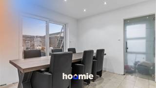 Op zoek naar een comfortabele gezinswoning? Zoek niet langer en bekijk deze ruime woning, rustig en landelijk gelegen in Meeswijk. <br /><br />Dit pand werd gebouwd in 1974 en doorheen de jaren opgefrist zoals het plaatsen van nieuwe ramen, nieuwe keuken, omschakeling naar aardgas enzoverder…<br />De woning is gelegen op een mooi perceel van bijna 5 are en georiënteerd naar het oosten, omheind met elektrische poort en volledig voorzien van elektrische rolluiken.<br /><br />Indeling:<br />👉 Gelijkvloers<br />-inkomhal met trap naar eerste verdiep <br />-Lichtrijke leefruimte met inbouwspots en veel raampartijen<br />-Ruime, moderne leefkeuken – volledig geïnstalleerd, zeer comfortabel met granieten werkblad en ingebouwd koffiemachine, oven, stoom-oven, wijnkoeler … met schuifraam naar terras<br />-Sas met gastentoilet <br />- Toegang naar kelder <br /><br />👉 Eerste verdiep<br />-Ruime overloop <br />-Slaapkamer 1, slaapkamer 2, slaapkamer 3<br />-Badkamer (lavabo, hoekbad, toilet)<br />- Berging <br /><br />👉 Tweede verdiep (zolder)<br />-Momenteel te bereiken via luik in berging<br />-Mogelijkheid plaatsen vaste trap <br />- Mogelijkheid uitbreiding op zolder, reeds voorbeeldplannen aanwezig <br /><br />👉 Kelder<br />-+/- 25m2<br />-Ideaal als provisiekelder<br /><br />👉 Technisch<br />- EPC label D - 399kWh<br /><br />- Verwarming: CV op aardgas<br />- Condenserende verwarmingsketel Vaillant - Ecotec plus VCW 376<br />- Boiler 150l<br />- 1 airco-unit <br /><br />- Raamwerk in PVC, hoogrendementsbeglazing <br /><br />- Geen renovatieplicht<br /><br />Graag een bezoekje brengen? <br />Contacteer ons sneller telefonisch 📱 of via Whatsapp 💬: 089 35 91 81 <br />Via mail kan dit op info@hoomie.be. Tot snel! 👋<br /><br />* Stedenbouwkundige vergunning ontvangen: in aanvraag<br />* Stedenbouwkundige bestemming: in aanvraag<br />* Voorkooprecht: in aanvraag<br />* Dagvaarding voor inbreuk op de stedenbouwkundige voorschriften: in aanvraag<br />* Verkavelingsvergunning: in aanvraag<br />* Onroerend erfgoed: in aanvraag