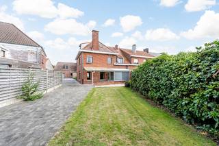 WELKOM FIRST VISIT / eerste bezoekmoment- Zaterdag 3 /10 van 13u30-14u30 - enkel op reservatie op voorhand. Plaatsen beperkt. <br />Hooglede - RUIM &amp; CHARMANTE HALFOPEN WONING OP 740 m² MET BIJGEBOUW VAN ±60 m² <br /><br /><strong>Ruimte, potentieel en een uitzonderlijke ligging!</strong><br />In één van de mooiste en rustigste straten van Hooglede-centrum vinden we deze stevige halfopen bebouwing uit de jaren ’60 op een perceel van maar liefst 740 m².<br /><br />De woning biedt ca. 150 m² woonoppervlakte, met 4 slaapkamers, een ruime leefruimte, keuken, bureel-/bergruimte, kelder én een extra zolderruimte van ca. 28 m² met uitbreidingsmogelijkheden.<br /><br /><strong>De grote troef?</strong><br />Het stevige bijgebouw van ca. 60 m², verdeeld over twee verdiepingen. Ideaal als atelier, hobbyruimte, magazijn, bijberoep, mancave of extra polyvalente ruimte. Dankzij de verstevigde oprit is het bijgebouw bovendien vlot bereikbaar.  Tuinen tussenin, achteraan en een boomgaard om te kuieren.<br /><br />Een woning met een sterke basis, royale ruimtes en bijzonder veel mogelijkheden, ideaal voor wie ruimte zoekt en graag zijn eigen renovatieverhaal schrijft.<br /><u><strong>Topligging: </strong></u>rustig en kindvriendelijk, nabij winkels, bakker, Colruyt en sportvoorzieningen. Scholen in Hooglede en Roeselare zijn vlot per fiets bereikbaar.<br /><br />Renovatieverplichting binnen 6 jaar. Een mooie kans om deze ruime woning volledig naar eigen smaak en comfort te renoveren.<br />Hierbij is de verwarming en de isolatie prioritair om de epc-score D te halen. Ramen zijn grootdeels vernieuwd.<br /><br /><strong><u>Prijs, dit is een richtprijs.</u></strong> U kan op ieder moment een bod uitbrengen boven deze prijs en dit zal meteen worden overgemaakt aan de eigenaars. <br /><br />740 m² perceel | ±150 m² woonoppervlakte | 4 slaapkamers | ±60 m² bijgebouw | ±28 m² zolder | droge kelder<br />Extra polyvalente ruimtes dus :  woonzolder &amp; bovenaan het bijgebouw in beton <br /><br /><br />Benieuwd naar deze unieke woning? Contacteer Domicill Vastgoed vandaag nog en plan uw bezoek in!
