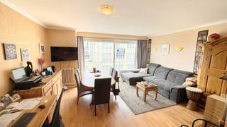 Spacieux appartement de 2 chambres avec terrasse et vue latérale sur la mer.<br />Pièce à vivre lumineuse, cuisine équipée, toilettes séparées et salle de bains avec baignoire et lavabo.<br />Bien situé, intéressant aussi bien comme investissement que comme résidence principale.<br /><br />PEB : 220 kWh/(m²/an) – Label C<br />Plus d’infos et documents sur immodepanne.be