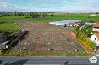 Ontdek deze prachtige <strong>bouwgrond voor open bebouwing</strong>, gelegen in de Hogestraat (t.h.v. nr. 21) te Ruddervoorde.<br />Dit perceel biedt u de <strong>UNIEKE KANS om uw droomwoning te realiseren</strong> in een rustige, landelijke omgeving, op slechts enkele minuten van het centrum van Ruddervoorde en de E403-oprit Ruddervoorde. <br /><br />Kenmerken:
<ul>
	<li>LOT 1;</li>
	<li><strong>Perceeloppervlakte: 739 m²;</strong></li>
	<li>Bestemming: ééngezinswoning (met mogelijkheid tot zorgwonen);</li>
	<li>Tot 30% van de woning mag worden ingericht als kantoorruimte, vrij beroep of dienstverlening;</li>
	<li><strong>Inplanting van het hoofdgebouw gebeurt binnen de aangeduide zone op het verkavelingsplan;</strong></li>
	<li>Maximaal 2 bouwlagen, met een nokhoogte tot 12 m;</li>
	<li>Vrije dakkeuze: <strong>zowel hellend als plat dak toegestaan</strong>;</li>
	<li>Bouwdiepte: maximaal 20 m op het gelijkvloers, 15 m op de verdieping;</li>
	<li>Garages en carports: er worden <strong>inpandige garages en/of open carports</strong> toegelaten;</li>
	<li><strong>Bijgebouw</strong> mogelijk tot 50 m².</li>
</ul>
Het perceel is<strong> BOUWRIJP</strong> en volledig <strong>VRIJ VAN AANNEMER</strong> — u bent dus vrij om met de architect en aannemer van uw keuze aan de slag te gaan.<br /><br />De locatie combineert landelijke rust met vlotte bereikbaarheid. U geniet van een<strong> groene, open omgeving</strong> terwijl winkels, scholen en belangrijke verbindingswegen zich op korte afstand bevinden.<br /><br />Voor meer informatie of een vrijblijvend gesprek, <strong>neem contact op via: oostkamp@caenen.be</strong><br />Of kom gerust langs op kantoor, wij helpen u graag verder.