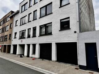 <p>Appartement TE HUUR nabij het station van Oudenaarde.</p><p>Dit appartement omvat Inkom, ruime leefruimte, apart toilet, keuken met hedendaags comfort, <br />3 slaapkamers, badkamer, wasplaats en een afgesloten garagebox.</p><p>Dit appartement biedt de ideale combinatie tussen rust en stedelijk gemak!<br />De woonruimtes zijn recent opgefrist voor een aangenaam wooncomfort.</p><p>€50/mnd gemeenschappelijke lasten.</p><p>Interesse?<br />vraag uw bezoek aan via onze website www.immodhondt.be </p>