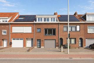 <p><span>Instapklare woning met prachtige tuin en vrij uitzicht over de velden in Reet</span></p><p><span>Op zoek naar een instapklare en goed onderhouden woning met veel lichtinval, een ruime tuin én een prachtig open uitzicht? Deze verzorgde woning in Reet combineert comfort, ruimte en een uitstekende ligging vlak bij het centrum.</span></p><p><span> </span></p><p><span>Indeling:</span></p><p><span> </span></p><p><span>Gelijkvloers</span></p><p><span>Via de inkomhal met vestiaire bereik je de praktische wasplaats, de garage en het terras. Achteraan geniet je van een </span><span>prachtige tuin met een weids en vrij uitzicht over de weilanden van Reet</span><span> — een heerlijke plek om tot rust te komen.</span></p><p><span> </span></p><p><span>Eerste verdieping</span></p><p><span>De eerste verdieping beschikt over een </span><span>lichtrijke woonkamer</span><span> en een recente, volledig uitgeruste keuken met ingebouwde oven, kookplaat, dampkap en vaatwasser. Vanuit de leefruimte heb je toegang tot het ruime terras van maar liefst </span><span>21 m²</span><span>. Verder bevindt zich hier een apart toilet.</span></p><p><span> </span></p><p><span>Tweede verdieping</span></p><p><span>Op de tweede verdieping zijn er </span><span>twee slaapkamers</span><span> en een badkamer met zowel een bad als een douche. Daarnaast is er een extra, kleinere kamer die flexibel kan worden gebruikt als </span><span>bureau, dressing of bergruimte</span><span>. Deze ruimte biedt bovendien de mogelijkheid om ingericht te worden als een tweede toilet.</span></p><p><span> </span></p><p><span>Ligging</span></p><p><span>De woning is rustig gelegen met een </span><span>prachtig, uitgestrekt uitzicht over de velden</span><span>, terwijl het centrum van Reet vlot bereikbaar is. Ook voor woon-werkverkeer is de ligging interessant, met een gemakkelijke aansluiting op de </span><span>A12 en E19</span><span> richting Antwerpen, Brussel en Mechelen.</span></p><p><span> </span></p><p><span>In de nabije omgeving vind je onder meer:</span></p><ul><li><span>kleuter- en lagere school</span></li><li><span>supermarkt</span></li><li><span>gemeentehuis</span></li><li><span>openbaar vervoer op verschillende plaatsen in de straat</span></li><li><span>het centrum van Reet</span></li></ul><p><span>Troeven</span></p><ul><li><span>Instapklaar</span></li><li><span>Zeer goed onderhouden</span></li><li><span>Elektrische installatie conform</span></li><li><span>Veel natuurlijke lichtinval</span></li><li><span>Prachtig en vrij uitzicht over de weilanden</span></li><li><span>Ruime tuin</span></li><li><span>Overdekt terras</span></li><li><span>Terras van 21 m²</span></li><li><span>Garage</span></li><li><span>Twee autostaanplaatsen</span></li><li><span>Openbaar vervoer vlakbij</span></li><li><span>Vlotte verbinding met A12 en E19</span></li><li><span>Op korte afstand van het centrum van Reet</span></li></ul><p><span>Een verzorgde woning met een mooie buitenruimte en een uniek open uitzicht, op een praktische locatie nabij het centrum van Reet.</span></p><p><span> </span></p><p><span> </span></p>