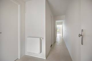 Voor verdere info of een vrijblijvende waardebepaling van uw eigendom: stephanie.mottie@homixx.be of 016 199 348.<br /><br />Wij stellen u graag dit unieke appartement voor, gelegen op een absolute toplocatie nabij het centrum van Koningshooikt. Dit gebouw werd in 2026 grondig en volledig gerenoveerd, waarbij alles nieuw is geplaatst met uitzondering van de buitenmuren. Hier geniet u van het comfort van een splinternieuwe woning in een kleinschalig gebouw met slechts één onderbuur, zonder gemeenschappelijke kosten!<br /><br />Het appartement beschikt over een slimme indeling met een woonoppervlakte van ca. 80 m². U treedt binnen in een lichtrijke leefruimte met een volledig geïnstalleerde open keuken. Verder omvat dit appartement twee mooie slaapkamers, een moderne badkamer, een apart toilet, een praktische berging en een functionele wasplaats. Dankzij de deugdelijke nieuwe isolatie en de aanwezige zonnepanelen is het pand bijzonder energiezuinig. <br /><br />Buiten geniet u in alle rust op het prachtig betegelde terras van ca. 10 m² met een prachtig zicht op het groen. Bovendien beschikt u over een buitenparkeerplaats recht voor de deur. Een instapklaar en zorgeloos pareltje! Neem vandaag nog contact met ons op om uw bezoek te plannen.<br /><br />Het appartement is onmiddellijk beschikbaar!<br /><br />Meer info via stephanie.mottie@homixx.be of 016 199 348.