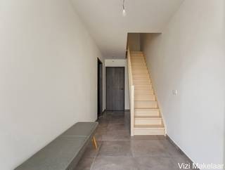 <p><br />Deze ruime nieuwbouwwoning met maar liefst 200 m² bewoonbare oppervlakte combineert hedendaags wooncomfort, energiezuinige technieken en een praktische indeling op een rustige ligging. Gelegen in een doodlopende straat geniet u hier van weinig verkeer, extra privacy en een aangename woonomgeving voor het hele gezin.</p>
<p><u>Gelijkvloers</u><br />Via de inkomhal (12m²) met gastentoilet komt u binnen in een ruime en lichtrijke leefruimte met open, ingerichte keuken (71m²). Vanuit de leefruimte geniet u van een mooi zicht op de tuin en directe toegang tot het terras. Aansluitend aan de keuken bevindt zich een praktische berging (5m²). De ruime garage biedt plaats aan twee wagens, fietsen en tuingerief (36m²).</p>
<p><u>Eerste verdieping</u><br />Op de eerste verdieping bevinden zich drie ruime slaapkamers, waarvan de grootste is ingericht met een dressing (17-11-9.5m² - dressing 5.5m²). De badkamer is voorzien van hedendaags comfort en sluit perfect aan bij de moderne uitstraling van de woning (11m²).</p>
<p><u>Tweede verdieping</u><br />De tweede verdieping biedt een prachtige extra ruimte die perfect kan worden ingericht als vierde slaapkamer, bureau, hobbyruimte of ontspanningskamer. Daarnaast is er extra bergruimte aanwezig (32m²).</p>
<p><u>Extra troeven</u><br />De woning is uitgerust met driedubbele beglazing, een warmtepomp voor verwarming en sanitair warm water, ventilatiesysteem D en een gunstig E-peil van 37. De bovenverdiepingen zijn afgewerkt met prachtige plankenvloeren. Voor de woning is er bovendien voldoende parkeergelegenheid aanwezig.</p>