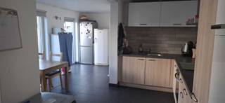 Mooie gerenoveerde woning, recentelijk nog voorzien van een nieuw dak en crepi.Je komt binnen langs achteren in een bescheiden inkomhalletje. Van...