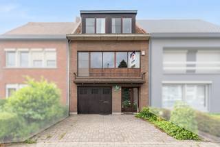 [[ DIT PAND NEEMT DEEL AAN DE ERA OPEN HUIZEN DAG OP 13/6 VAN 17:30 TOT 18:30 ]]
<p>Te koop: instapklaar gesloten huis in de Molenstraat 178 Kruibeke, met leuke tuin, zwembad en jacuzzi.</p>

<p>Deze woning uit 1974 biedt ruime, lichte kamers en een verzorgde afwerking. De tuin is een echte troef met een zwembad en jacuzzi, ideaal voor ontspanning. Dankzij het EPC-label C is de woning energiezuiniger en klaar voor onmiddellijk gebruik. Gelegen in een rustige straat, nabij scholen en openbaar vervoer, combineert deze woning comfort met een praktische ligging.</p>

<p>Belangrijkste ruimtes:<br />• Ruime living (37 m²) met open haard en veel lichtinval<br />• Keuken (7 m²) met ingemaakte kasten<br />• Badkamer (5 m²) met ligbad en dubbele wastafel in meubel<br />• Douchekamer (4 m²) met douche<br />• Veranda (13 m²) met zicht op de tuin<br />• 3 slaapkamers (8 m², 11 m², 12 m²)<br />• Berging (14 m²) met aansluitingen voor wasmachine en droogkast<br />• Garage (26 m²)<br />• Terras en verzorgde tuin met zwembad en jacuzzi</p>

<p>Troeven:<br />• Leuke tuin met zwembad en jacuzzi<br />• Instapklaar met EPC C<br />• Grote ruimtes met veel lichtinval</p>

<p>Neem vandaag nog contact op met je ERA-makelaar voor een bezoek. JOUW DROOMHUIS. ZO GEVONDEN!</p>