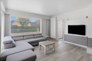 Deze ruime open bebouwing is ideaal gelegen in een residentiële buurt in het centrum van Eernegem en bevindt zich op een perceel van 519 m² met een zonnige tuin rondom de woning. Met een bewoonbare oppervlakte van maar liefst 213 m² biedt deze woning uitzonderlijk veel ruimte.<br />Bij het betreden van de woning komt u in een verzorgde inkomhal die toegang geeft tot de lichtrijke leefruimte met gezellige gashaard en aansluitende open bar. De volledig uitgeruste keuken met kwalitatieve toestellen sluit naadloos aan op de ruime veranda, waar u het hele jaar door kan genieten.<br />De woning beschikt over 2 slaapkamers met mogelijkheid tot een derde kamer, een ingerichte badkamer, een praktische wasplaats en een ruime garage met elektrische poort. Daarnaast is er een aparte hobby- of praktijkruimte met eigen toilet, ideaal voor zelfstandige activiteiten of als extra leefruimte.<br />Buiten geniet u van een mooi aangelegde, zuidgerichte tuin met terras, zonneluifel en meerdere tuinbergingen, perfect om in alle rust te ontspannen. De oprit met carport en laadpaal zorgt voor extra comfort.<br /><br />De vermelde prijs is een richtprijs. Elk bod, hoger of lager, wordt voorgelegd aan de eigenaar, die zich het recht voorbehoudt om dit te aanvaarden of te weigeren.<br /><br />Dankzij de 16 zonnepanelen, degelijke isolatie en een EPC-label B is deze woning bovendien energiezuinig, zonder renovatieverplichting. <br />Kortom, een instapklare en veelzijdige woning op een topligging.<br />EPC: 176 kWh/m² (Vg, Wg, Gmo, Gvkr, Gvv) Ref. OU28127