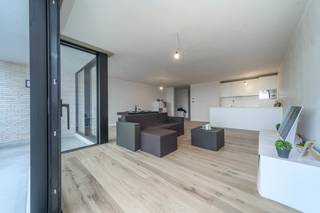 Residentie OTAX bestaat uit 21 ruime woonappartementen met private terrassen en een aangename daktuin. Daarnaast beschikt men in onmiddellijke omgeving over een supermarkt (7/7 open), ziekenhuis, openbaar vervoer en aansluiting op het plaatselijk fietspadennetwerk. Gelegen in de Ieperse Steenweg te Veurne en uiterst vlot bereikbaar via de autosnelweg en op 10 minuten van de kust.Dit ruim instapklaar woonappartement beschikt over een aangename bewoonbare oppervlakte van 96 m² en bestaat uit:- ruime leefruimte met open keuken- 2 slaapkamers- badkamer met inloopdouche- berging- apart toilet- inkomhal- zuidgericht terras: 11 m²Dit appartement is reeds volledig geschilderd!Daarnaast kunnen alle bewoners ook genieten van een onderhoudsvriendelijke daktuin en -terras waar ieder naar believen kan vertoeven. De zon zal er tot zonsondergang van de partij zijn en de zichten naar de achterliggende polders zijn er oneindig!Voor de wagen beschikt men over een private carport (incl. voorziening laadkabel). Gemeenschappelijke fietsenberging is ook aanwezig. Tevens komt dit project in aanmerking voor de 6 % btw regeling, zowel voor eigen bewoning als ter investering!Ben je op zoek naar een appartement om zelf te bewonen of ter investering, leg nu alvast uw afspraak vast: 058 330 600 - veurne@dewaele.com