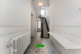 In de Aartshertogstraat 4 in Mariakerke (Oostende) vind je deze ruime woning met een bewoonbare oppervlakte van maar liefst 314 m² 🏡. Dankzij de royale gevelbreedte van 8,6 meter biedt dit pand eindeloze mogelijkheden – van een grondige renovatie tot projectgrond, jij kiest!<br /><br />Binnenin wachten maar liefst 8 slaapkamers 🛏️, ideaal voor een groot gezin, co-housing of een creatieve herbestemming. Het huis dateert uit de jaren ’30, kreeg in 1984 een update en een vernieuwd dak begin 2000, maar verdient nu een frisse make-over om opnieuw te schitteren ✨.<br /><br />De ligging? Helemaal top 🌟! In hartje Mariakerke, vlak bij de Nieuwpoortsesteenweg, met winkels, scholen en openbaar vervoer op wandelafstand.<br /><br />👉 Een buitenkans voor wie droomt van een groots renovatieproject of interessante projectgrond in een levendige buurt van Oostende!