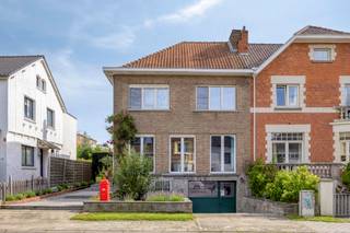 <p>Op een uitstekende ligging nabij het centrum van Dilbeek bevindt zich deze ruime en uitstekend onderhouden gezinswoning met tal van mogelijkheden.</p><p></p><p>Op het gelijkvloers beschikt de woning over een garage, een stookkelder, een voorraadkelder en een berging. Momenteel werd een deel van de garage en de berging ingericht als praktijkruimte, ideaal voor een vrij beroep, thuiswerk of een zelfstandige activiteit. Uiteraard kan deze ruimte desgewenst eenvoudig opnieuw worden omgevormd tot een volwaardige garage.</p><p></p><p>De eerste verdieping verwelkomt u via een inkomhal met vestiaire en gastentoilet. Verder bevindt zich hier een bijzonder ruime en lichtrijke woon- en eetkamer met open, volledig geïnstalleerde keuken. Dankzij de grote raampartijen geniet u van een aangename lichtinval. Vanuit de leefruimte heeft u rechtstreeks toegang tot de gezellige en onderhoudsvriendelijke tuin, waar het heerlijk vertoeven is tijdens zonnige dagen.</p><p>Op de tweede verdieping bevinden zich vier volwaardige slaapkamers, bereikbaar via de nachthal, alsook een badkamer uitgerust met een douche.</p><p>Via een vaste trap bereikt u de zolderverdieping. Deze werd ingericht als een polyvalente ruimte die perfect kan dienen als extra slaapkamer, bureau, speelkamer, hobbyruimte of ontspanningsruimte. Bovendien zijn hier praktische inbouwkasten voorzien, wat zorgt voor extra opbergruimte.</p><p></p><p>Ook op technisch vlak scoort deze woning bijzonder goed. Zo werd de woning voorzien van nieuwe dubbele beglazing, beschikt ze over dakisolatie van 12 cm (2016) en is de elektrische installatie conform de geldende normen. </p><p>Kortom, een ruime, instapklare en veelzijdige woning op een gegeerde locatie, vlakbij het centrum van Dilbeek, scholen, openbaar vervoer en tal van andere voorzieningen.</p><p></p><p>EPC 300 kWh/m²</p><p></p>