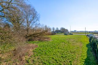 Deze grond bestaat uit 2 gronden, nl. 1 bouwgrond van 911,71 m² , 1 achterliggende agrarische grond van 237,03 m², 1 bouwgrond van 965,64 m² (lot...