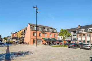 Pal op de Markt in Beringen vinden we dit historisch pand met zijn authentieke uitstraling en statig karakter. Reeds jaren wordt hier een Café - Restaurant uitgebaat en voorheen zelfs met hotelfaciliteiten. Wie al eens het centrum van Beringen gepasseerd is over het marktplein, gaat zeer zeker dit uniek horecapand in het oog zijn gesprongen. Met zijn historisch karakter en unieke ligging op deze toplocatie, is de eerste aanzet gegeven om op het terras te genieten van een hapje en een drankje. Bovendien heeft stad Beringen onlangs het marktplein volledig vernieuwd waardoor nu veel meer commerciële mogelijkheden toegepast kunnen worden! De ideale ligging om jouw terras in te richten en de bezoekers van het centrum te laten kennismaken met jouw culinaire verwennerij!<br /><br />Bij het betreden van deze horecazaak, zie je ook dat de authentieke architectuur bewaard is gebleven. Dit creëert een uitnodigende sfeer om ook binnen jouw gasten te laten genieten van een kop koffie of een frisse pint. Op het gelijkvloers zijn overigens twee zalen beschikbaar, één bij de toog die momenteel dienst doet als café en een tweede die bereikbaar is via een paar trapjes en via de authentiek bewaarde deur, die dienst kan doen (en vroeger ook deed) als eetruimte / restaurantgedeelte. Op het gelijkvloers bevinden zich nog twee keukenruimtes die een perfecte aansluiting vormen voor jouw horecagelegenheid uit te oefenen. Verder beschikt het gelijkvloers nog over een woonkamer, een overdekte binnenplaats en een garage.<br /><br />Via de trap betreden we de eerste verdieping, waar maar liefst zeven slaapkamers en twee badkamers gelegen zijn. Veel ruimte en eventueel mogelijkheden tot een B&B! Op de tweede verdieping vinden we één grote ruimte onder het Franse dak, waar het authentieke gebinte in combinatie met een hedendaagse aanpak, een pracht van een polyvalente ruimte kan worden gecreëerd! Voldoende ruimte, aan jouw ondernemingszin om deze historisch parel te laten schitteren in hartje Beringen, de derde grootste stad van Limburg!<br /><br />De locatie is zowaar de grootste troef van dit horecapand. Centraler gelegen kan je immers niet zijn. Café - Restaurant 't Hert heeft in Beringen deze troef in handen. Op minder dan een minuutje wandelen bevindt zich tevens een ruime, gratis parking voor alles gasten. De wekelijkse woensdagmarkten zorgen voor veel belevenis op het marktplein.<br /><br />Door de innoverende aanpak van stad Beringen, met onder meer het vernieuwde marktplein, het nieuwe stadhuis en alle rondom liggende nieuwe projecten, kan ook jouw onderneming mee genieten van de groei van dit bruisende stadscentrum!<br /><br />Bovendien bevindt zich op minder dan tien minuten de autosnelweg E313 richting Hasselt of Antwerpen en via het klaverblad te Lummen ook de E314 richting Genk of Brussel. Zoals je gemerkt hebt heeft de locatie van dit handelspand alle troeven in huis om jouw nieuwe horecagelegenheid even goed te laten groeien als de stad Beringen zelf! Met een persoonlijke aanpak adviseren we jou graag van de talloze mogelijkheden. Neem nu contact op met de verantwoordelijke makelaar om jou te begeleiden door dit uniek, historisch en karaktervol handelspand.<br /><br />Watertoets: P-score: A, G-score: A<br />Maatregelenregister : Er zijn geen maatregelen op dit perceel