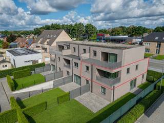 MODERN, ENERGIEZUINIG APPARTEMENT IN HOUTHALEN-OOST<br /><br />Dit ruime appartement is gelegen langs de Weg naar Zwartberg in Houthalen-Oost, langs de Okay en schuin tegenover een Carrefour. Ook andere voorzieningen zoals scholen, restaurants en de oprit van de E314 zijn van hieruit zeer vlot bereikbaar.<br /><br />Het appartement is gelegen op de eerste verdieping (geen lift) en kan dankzij haar ligging aan de zijkant van het gebouw kan u genieten van veel lichtinval. Het leefgedeelte ligt aan de rustige achterzijde omvat een ruim leefgedeelte van meer dan 35 m² bestaande uit uit een keuken, een eetplaats en een gezellige zithoek. Van hieruit heeft u toegang tot het zuidelijk georiënteerde en overdekte terras.<br /><br />Voorts is het appartement voorzien van 2 slaapkamers, een nachtgang, inkomhal, gastentoilet, badkamer en een wasplaats/berging. In de kelderverdieping is er bovendien een privatieve kelderberging voorhanden en uw wagen kan u stallen op uw ondergrondse autostaanplaats. Ook is er in de kelderverdieping een gemeenschappelijke fietsenberging, bezoekers kunnen hun wagen dan weer parkeren op de parking voor het gebouw.<br /><br />Enkele TROEVEN van dit appartement opgelijst:<br /><br />+ Recent, modern appartement<br />+ Energiezuinig: EPC-label A<br />+ Geen gemeenschappelijke, maandelijkse kosten<br />+ Zuidelijk georiënteerd, overdekt terras<br />+ Aankoop aan 2% registratierechten mogelijk (voor de rechthebbenden)<br />+ Ideaal als investering: reeds verhuurd (bruto huurrendement 3,12% )<br />+ Autostaanplaats en kelderberging inbegrepen<br />+ Gemeenschappelijke fietsenberging<br />+ Goed onderhouden + instapklaar<br />+ Elektriciteit is goedgekeurd<br />+ Toplocatie nabij winkels en scholen<br /><br />Kortom, een modern, energiezuinig appartement op een centrale locatie in Houthalen-Oost. Meer info? Contacteer Maarten Delbroek via maarten@vestio.com of bel naar 0471/034804.<br /> 