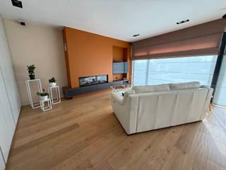 <p><strong>Ruime en luxueuze loft te huur in Retie – € 1.300/maand</strong></p>
<p>Op een centrale locatie tussen <strong>Retie en Dessel</strong>, boven een winkel, bevindt zich deze ruime en stijlvolle loft met maar liefst <strong>3 slaapkamers</strong> en verschillende polyvalente ruimtes.</p>
<p>Via de trap bereikt u de eerste verdieping met een ruime woonkamer en <strong>luxueuze open keuken voorzien van Miele-toestellen</strong>. Aansluitend bevinden zich een koele berging, een overdekte veranda/terras en een groot zonneterras.</p>
<p>Verder beschikt de loft over een aparte wasruimte met extra douche, een bureauruimte, een slaapkamer met inloopdressing en een ruime badkamer met douche, ligbad en dubbel badkamermeubel.</p>
<p>Op de bovenverdieping zijn er nog <strong>2 slaapkamers met ingemaakte kasten</strong>, een apart toilet en een grote open hobbyruimte.</p>
<p><strong>Huurprijs: € 1.300/maand</strong><br /><strong>Huurwaarborg: 3 maanden huur</strong><br /><strong>Lange termijn verhuur</strong><br /><strong>Onmiddellijk beschikbaar</strong></p>
<p>Een unieke, ruime woongelegenheid met veel comfort en mogelijkheden, centraal gelegen tussen Retie en Dessel.</p>