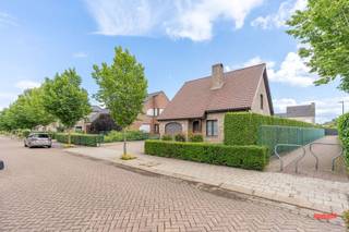Zullen we meteen met een spoiler starten? Dit stulpje is jonger dan je denkt. <br /><br />Je zou op ’t eerste zicht misschien kunnen vermoeden dat ’t een jaren ’80-woning is, maar eigenlijk heeft deze nog maar net 30 kaarsjes uitgeblazen. En da’s natuurlijk piepjong, zegt deze 37-jarige makelaar.<br /><br />De woning zit misschien in een ietwat klassieker jasje, maar de structuur is dus wel prima. Geen asbest in de woning, geen renovatieplicht en de elektra is – op een paar puntjes na – in orde. Dus met een goeie lik verf en wat eigentijdse meubels ziet het er al helemaal anders uit.<br /><br />Indeling:<br />We vallen met de deur in huis, en stappen via de inkomhal de woonkamer in. Geen gedoe met overbodige muren, maar een open lay-out waar wonen, eten en koken samenkomt. De haard met gezellige schouwmantel zorgt voor extra sfeer. Heb je trouwens al opgemerkt dat de woning extreem netjes werd onderhouden, waardoor je dus echt een prima basis hebt om mee aan de slag te gaan?<br /><br />Zie je het op termijn toch nog iets groter? No problemo, wat dacht je van het opengooien van de keuken, waardoor je de veranda er ook bij kan trekken? De perfecte plek voor een grote keuken met eiland en zicht op je tuin, toch? <br /><br />Verder vind je beneden nog een eerste slaapkamer en badkamer, voorzien van een douche, bad, dubbele wastafel en een toilet. Future proof wonen: check!<br /><br />Helemaal aan de achterzijde zit tenslotte nog een grote bergplaats. De auto zet je droog te slapen in de inpandige garage, waar ook de aansluitingen voor wassen en drogen werden voorzien. <br /><br />Boven zijn 2 grote slaapkamers en een apart toilet, maarrr da’s nog maar het begin. Aan de achterzijde zit namelijk nog een grote, afgewerkte zolder die perfect ingericht kan worden als extra (slaap)kamer(s). <br /><br />De tuin is een allemansvriend: niet te groot, niet te klein en niet teveel gedoe. Vergis je trouwens niet: deze is groter dan je denkt, want achter de heg zijn nog wat tuinhokjes, compostbakken en een serre. <br /><br />En misschien nog dé grootste troef van dit gezellige stulpje: locatie, locatie, locatie! Je woont niet enkel in een rustige straat met fijne buren, maar ook voor kinderen is het de perfecte uitvalsbasis. Om de hoek van gezellige speelpleintjes, op fietsafstand van de school, openbaar vervoer en de dorpskern.