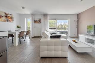 Ontdek dit hedendaags en architecturaal uitgewerkt appartement, gelegen op de eerste verdieping van een verzorgde residentie uit 2015 in Burcht, vlot bereikbaar via lift. De leefruimte baadt in het licht dankzij de grote schuiframen die een naadloze overgang creëren naar het royale, zuidgerichte terras.<br />De open keuken is strak vormgegeven en volledig geïntegreerd in het leefgeheel, uitgerust met alle hedendaagse toestellen en afgewerkt met oog voor detail. Het appartement beschikt over twee volwaardige slaapkamers, beide voorzien is van ingemaakte kasten. De indeling is doordacht, met een aparte wasruimte en een afzonderlijk gastentoilet. Vliegenramen en kwalitatieve materialen zorgen voor extra wooncomfort.<br />Met een energiezuinig karakter (E-peil 59 – energiescore A) kiest u bovendien voor een duurzame en toekomstgerichte woonst.<br />Achteraan het gebouw bevindt zich een privatieve staanplaats (verplicht mee aan te kopen voor €15.000) en een gemeenschappelijke fietsenberging.<br />Een stijlvolle en lichtrijke woonst op een aangename locatie, wees er snel bij!